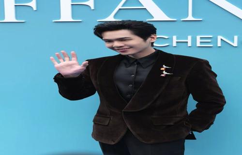 张华的律师团队表示他们将全力以赴运用法律知识和经验为张华提供最有力的支持然而Karlie Kloss