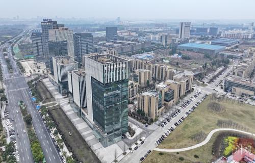 它涉及到从设计到制造的全过程从基础材料的选择到最终产品的测试每一步都需要高度的创新和精细的管理自研芯